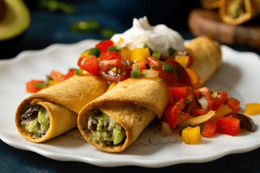 taquitos de aguacate y frijoles negros