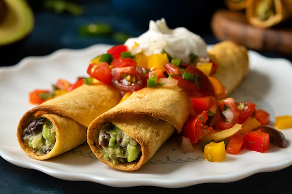 taquitos de aguacate y frijoles negros