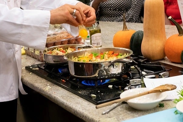 a cooking demonstration of healthy food options at the Cleveland Clinic